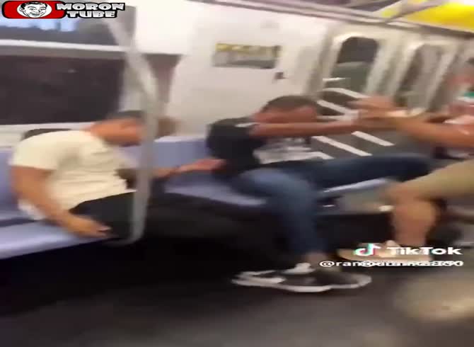 Video :He fell asleep on another passenger, destroying him in the process!